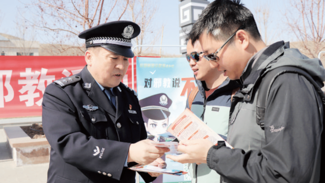 Policja prefektury Fukang w Sinciang zbiera podpisy pod petycją przeciwko Falun Gong. Dziesiątki milionów ludzi zostało oszukanych przez kampanię, której celem jest indoktrynacja chińskich studentów i mieszkańców wsi. Zdjęcie: People's Daily