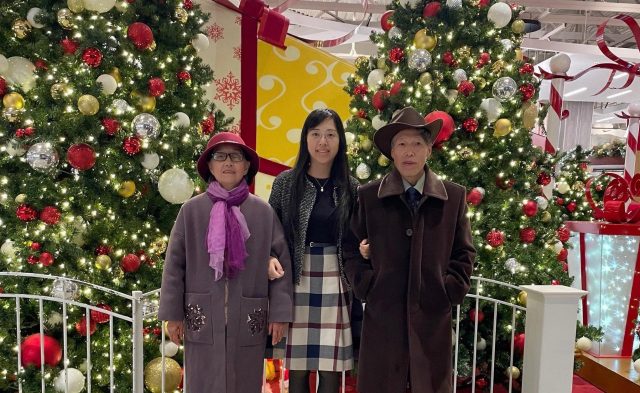 Od lewej do prawej: pani Liang Xin, Yolanda Yao i pan Yao Guofu spędzają swoje pierwsze wspólne wakacje w Kalifornii. (Napisane przez Yolandę Yao)
